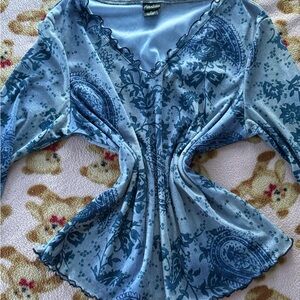 SUPER cute vintage blue and white paisley top 🩵🩵🩵🩵